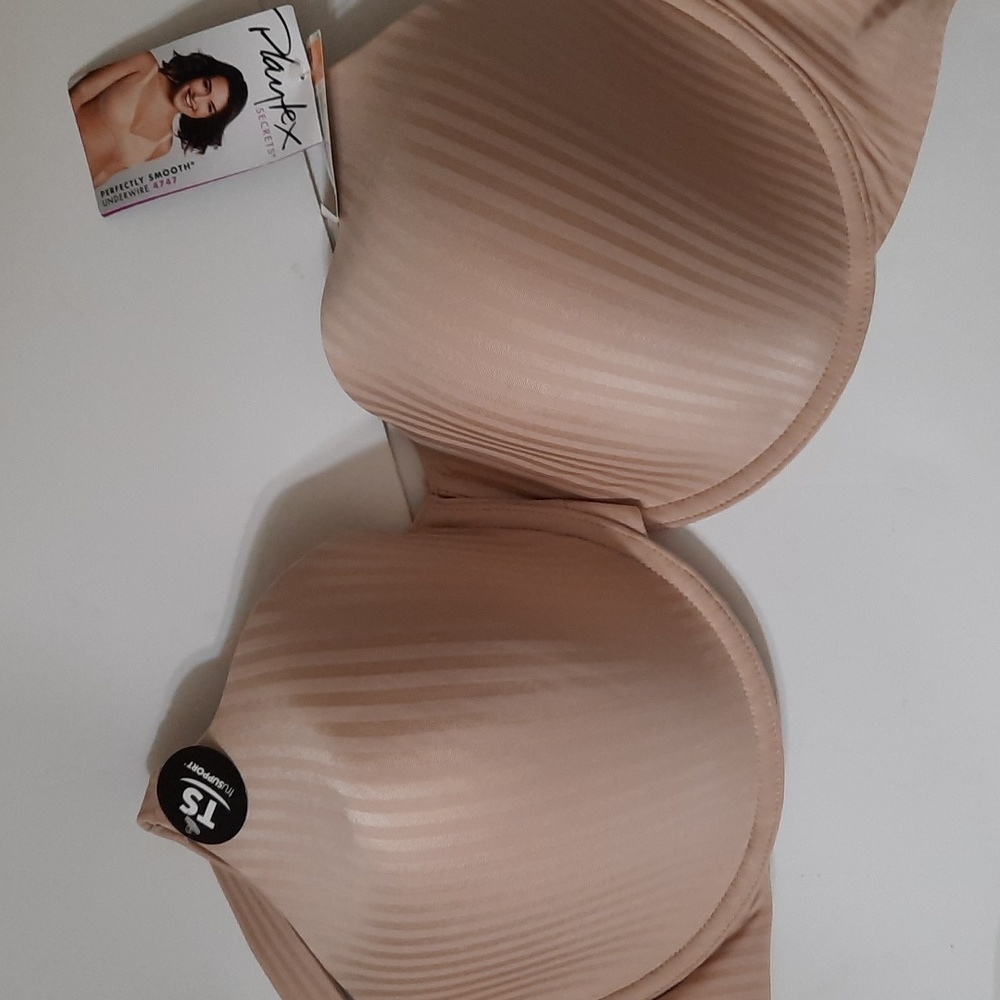 NWT PLAYTEX CREAM STRIPED UNDERWIRE BRA SZ 44DD.